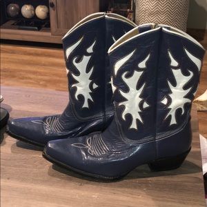 Pointed toe women’s cowboy boots